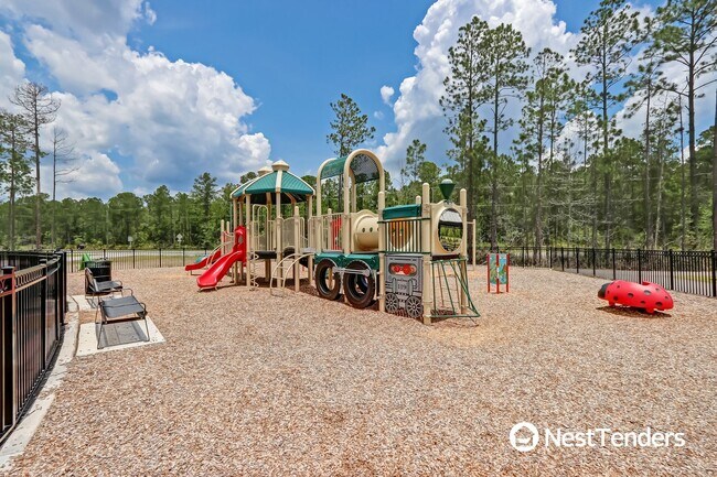 Building Photo - Beautiful End Unit Townhome!