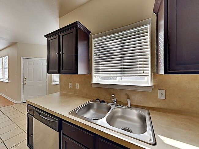 Building Photo - No Application Fees* $500 off 1st Months R...