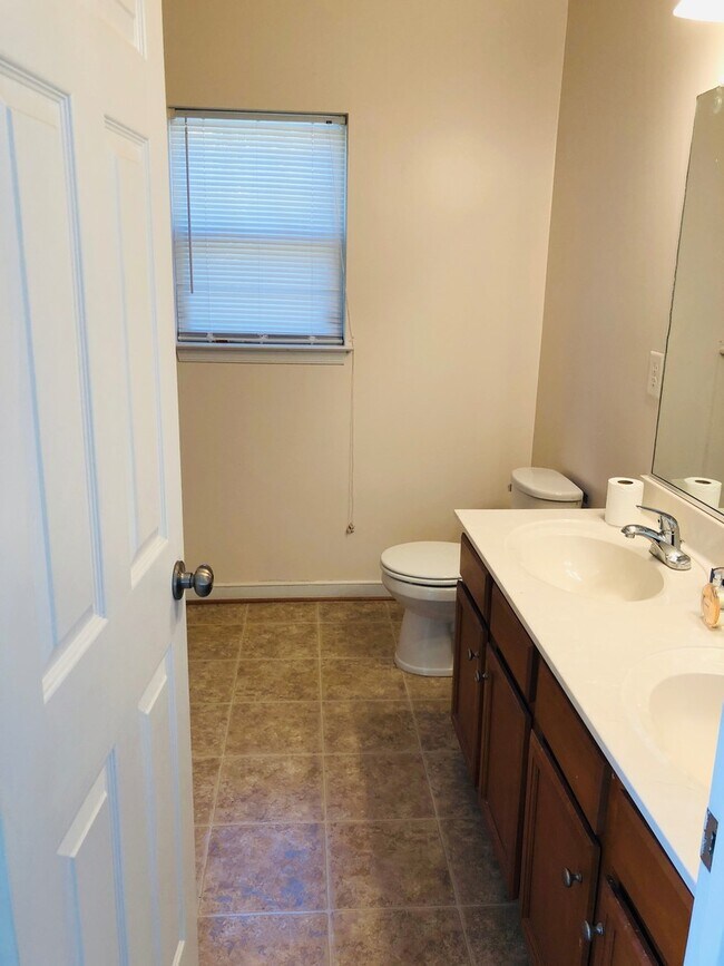 Building Photo - 3 Bdrm/2.5 Bth Home Located Close to I-95