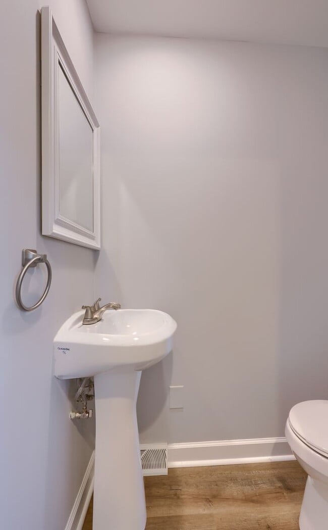 Building Photo - Beautifully Remodeled 5 Bed/1.5 Bath Townhouse-York City SD