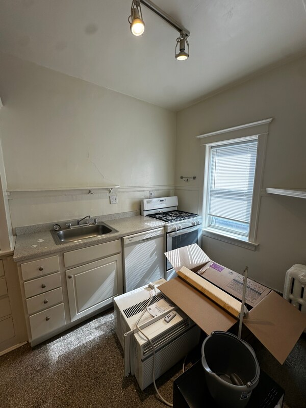 Building Photo - 1006 E State St