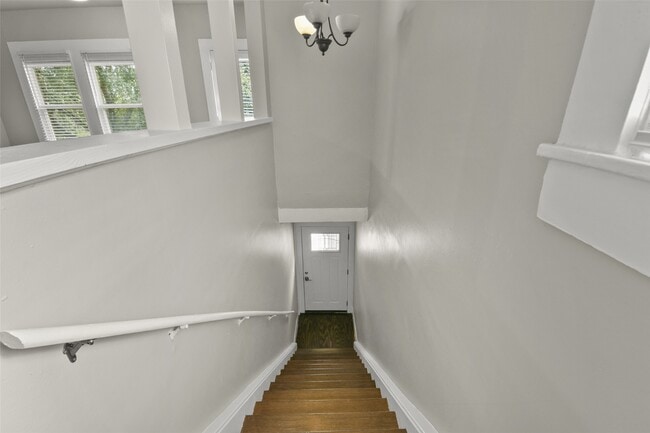 Building Photo - 420 W Clay St
