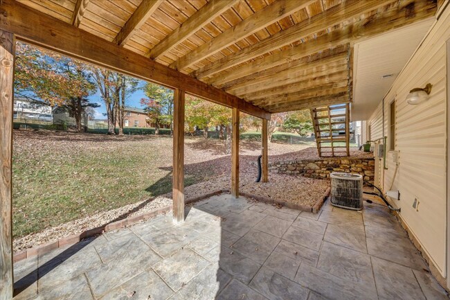 Building Photo - 5184 Orchard Hill Dr