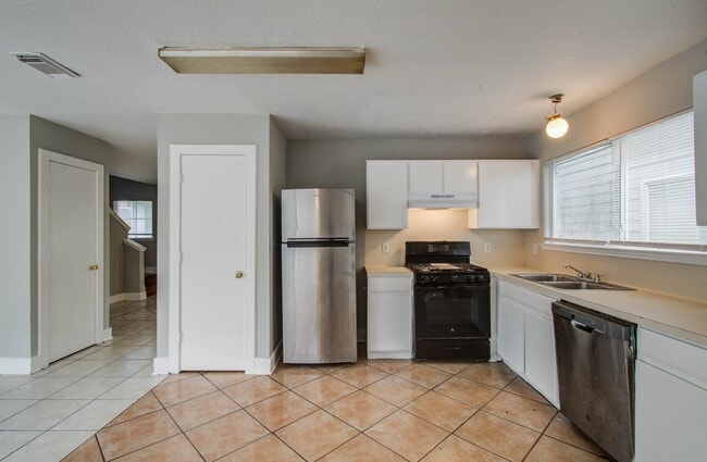 Building Photo - 15850 E Park Ct