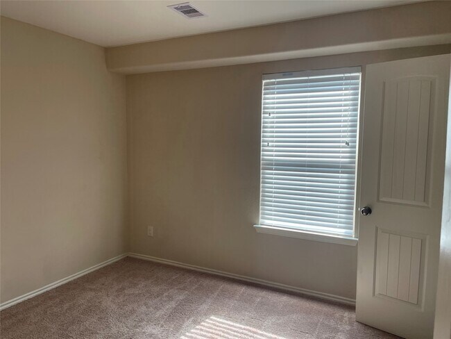 Building Photo - 6422 Stoney Creek Dr