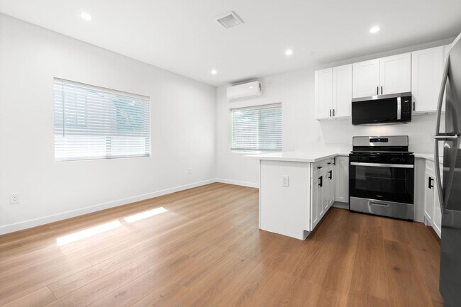 Building Photo - Newly Remodeled 1 Bed, 1 Bath Apartment in Prime Silver Lake!