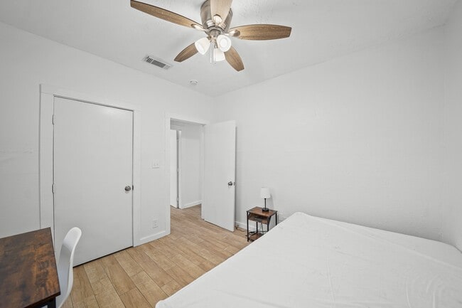 Building Photo - 701 28th St