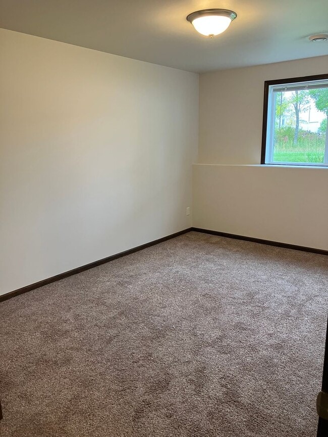 Building Photo - 3 Bed 2 Bath Twin Home