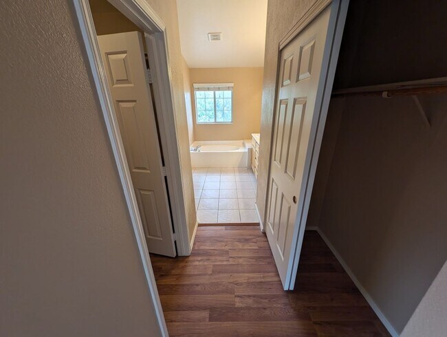 Building Photo - 10108 Oakmoor Pl