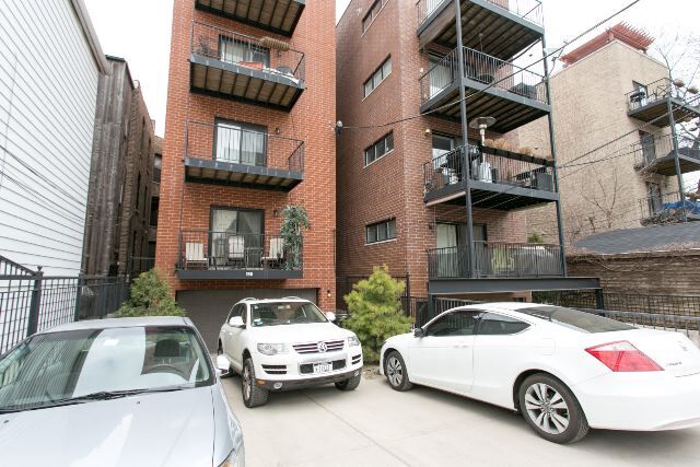 Building Photo - 831 W Buckingham Pl