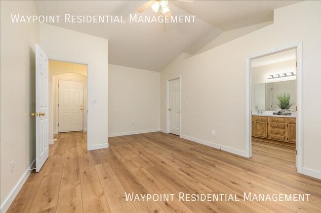 Building Photo - 1095 N Marsh Hawk Pl