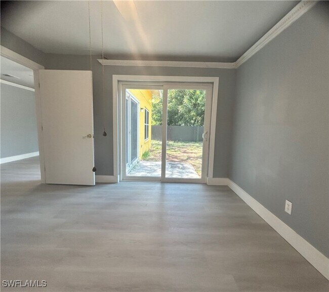 Building Photo - 652 NE 15th Ct