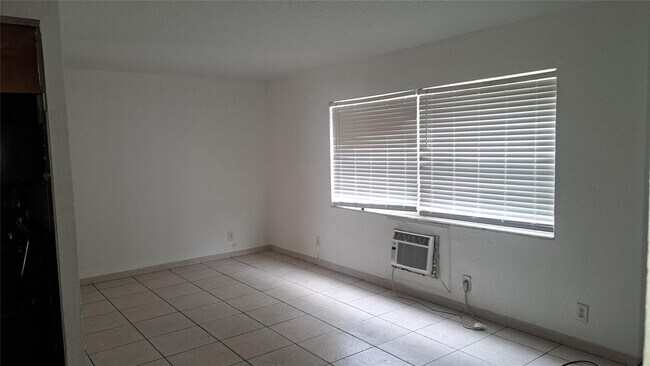 Building Photo - 925 S K St