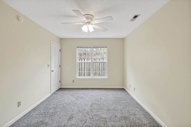 Building Photo - 3 BR/ End UNIT/ FIRE PLACE! Cozy townhouse...