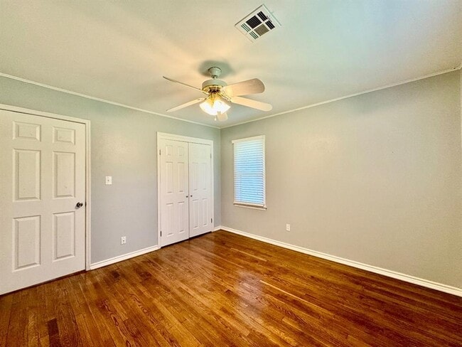 Building Photo - 9519 Stratford Dr