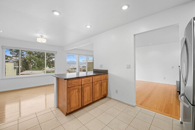 Building Photo - 805 Foerster St