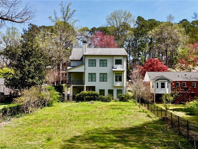 Building Photo - 1742 Helen Dr NE