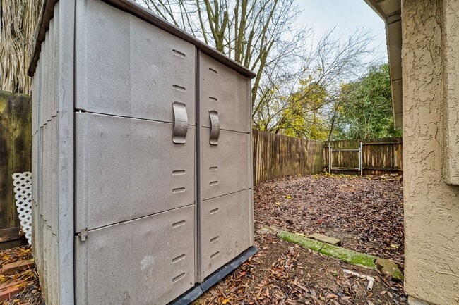 Building Photo - Sweet 3-Bedroom With a Fireplace Vibe