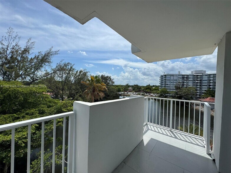 Building Photo - 1300 NE Miami Gardens Dr