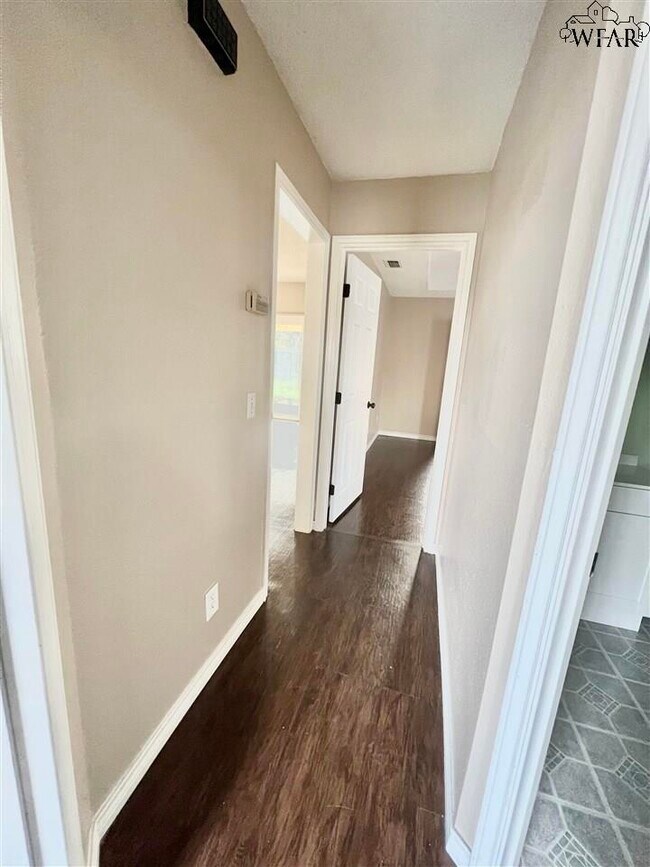 Building Photo - 5215 Northview Dr