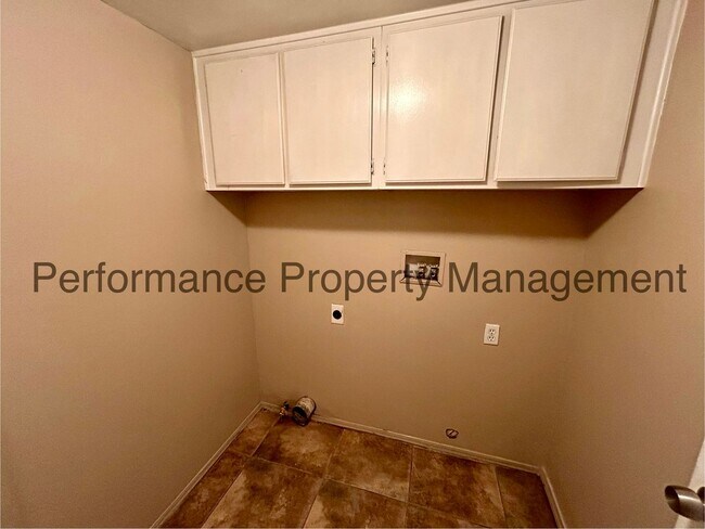 Building Photo - Stunning 4 Bed/3 Bath Home in SW Bakersfield w/ RBP & $0 Deposit Option