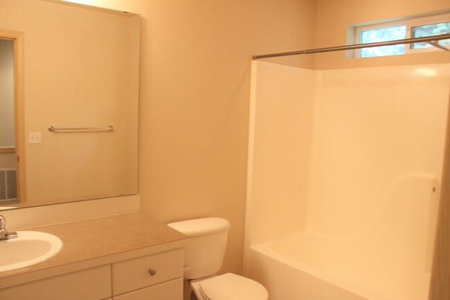 Building Photo - 2 Bedroom 3 bath Townhome Available for Im...