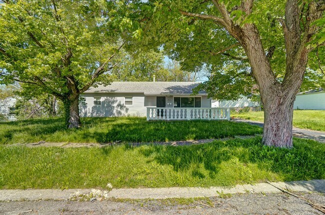 Building Photo - Three Bedroom with Driveway in Dayton!