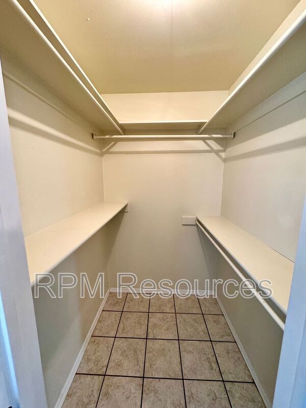 Building Photo - 440 E Carson Ln