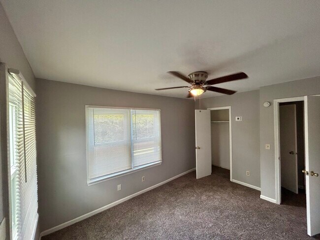 Building Photo - 8255 Lakeview Dr
