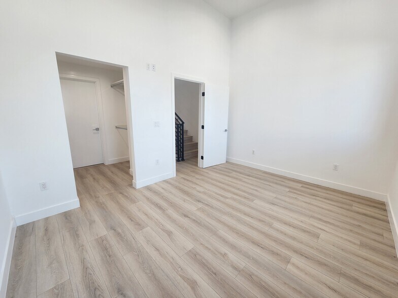 Building Photo - 6061 Fulton Ave