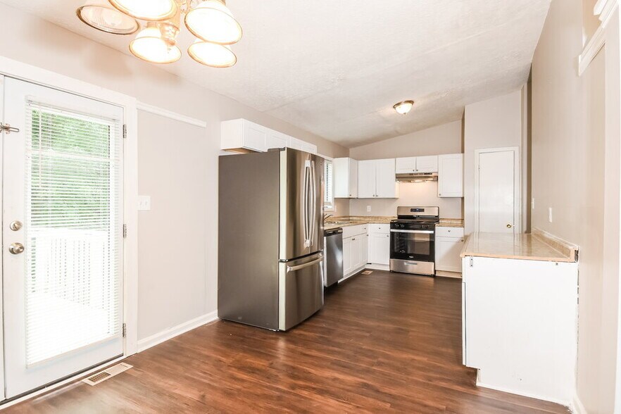 Building Photo - 1009 Hicksmil Dr SW