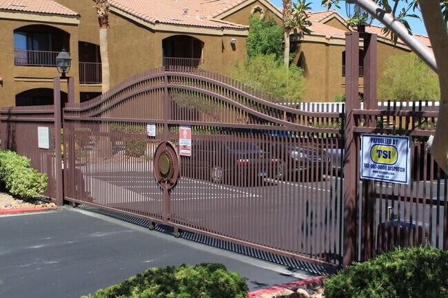 Building Photo - 950 Seven Hills Dr