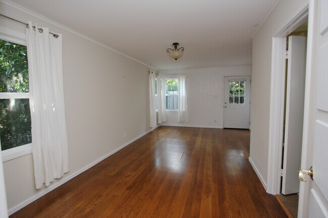 Building Photo - 1137 Forest Ave