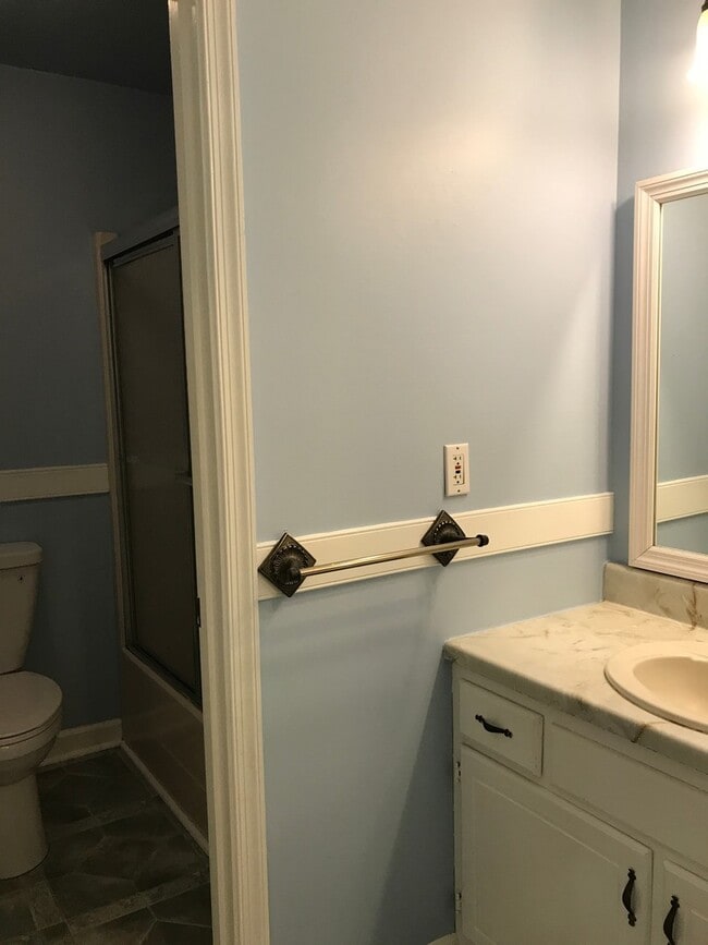 Building Photo - Amazing 4 Bedroom, 3 Bath Home With 2 Kitc...