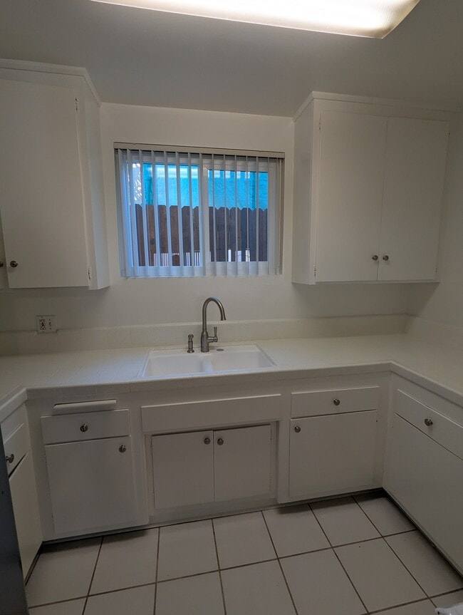 Building Photo - 1009 E Grand Ave