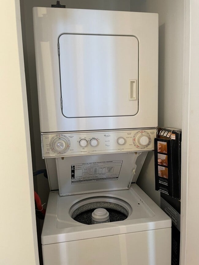 Building Photo - 1 Bedroom 1 Bathroom 1 Parking in Kaka'ako