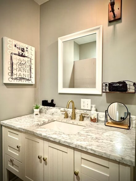 Full Bathroom - 1134 Chalfant St