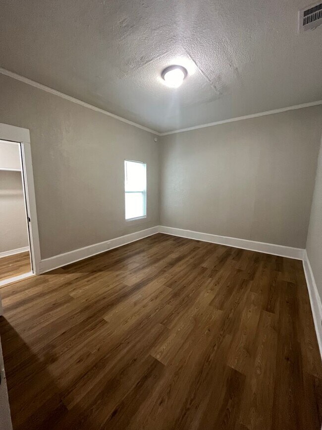 Building Photo - Plenty of Space!!