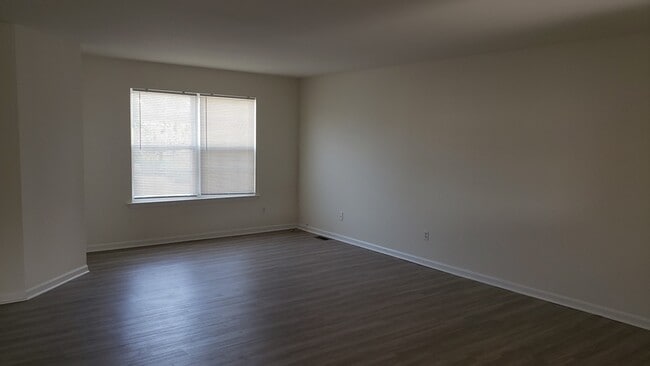 Building Photo - 14 Bridle Path