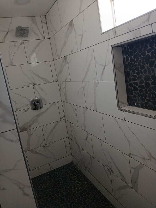 Building Photo - 560