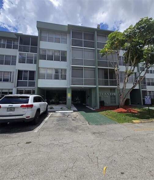 Building Photo - 2771 Taft St