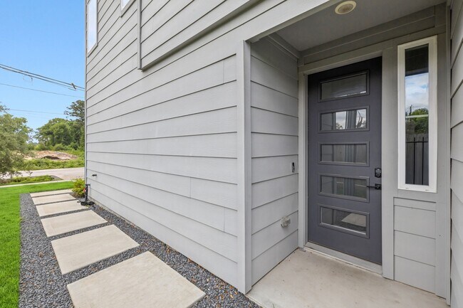 Building Photo - 1404 Mansfield St