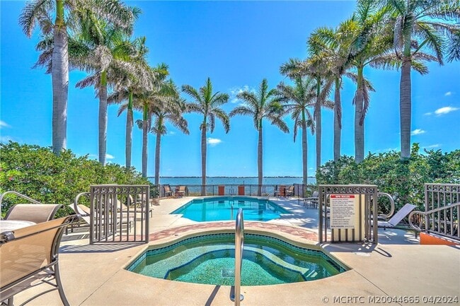 Building Photo - 1528 NE Outrigger Landings Dr