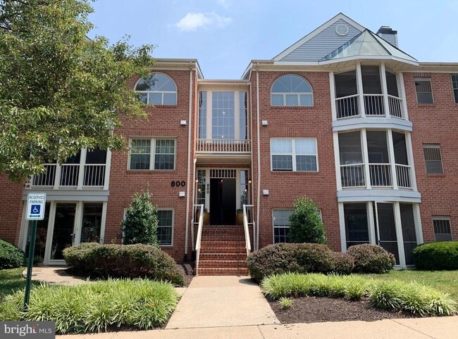 Building Photo - 800 Amber Tree Ct