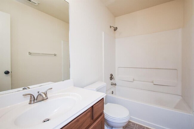Building Photo - 5726 Silver Oak