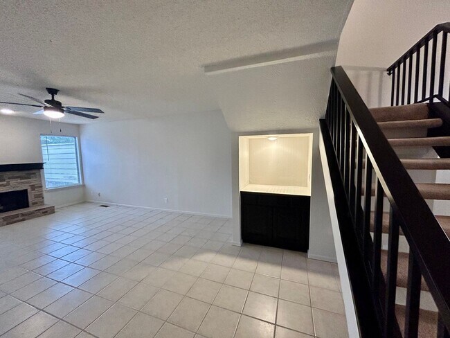 Building Photo - Gorgeous and spacious condo in a quiet and convenient location!