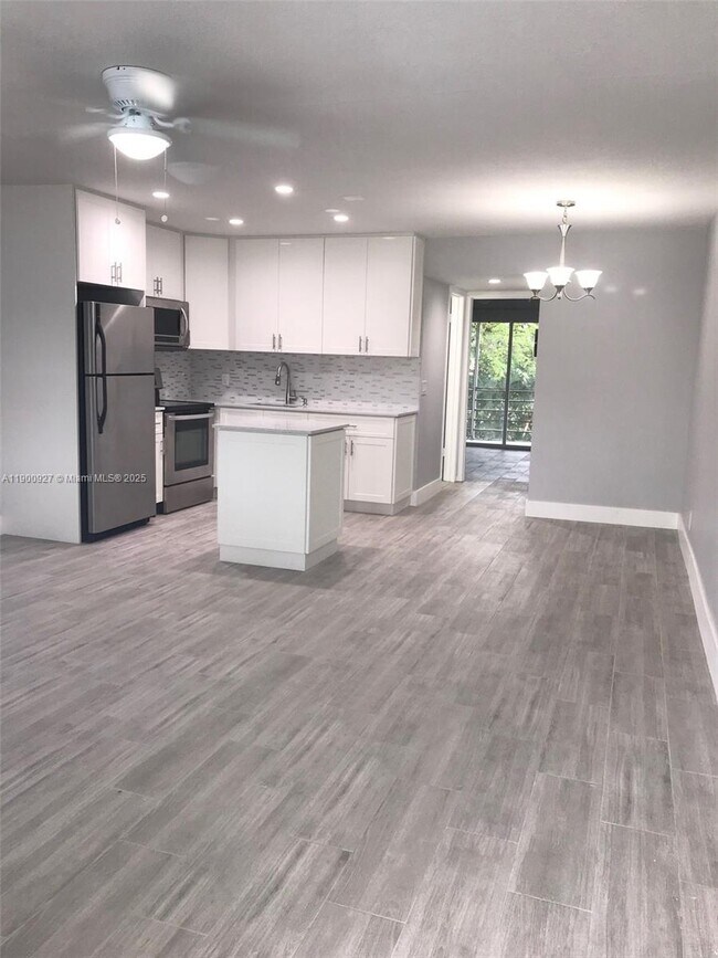 Building Photo - 17 Keswick A