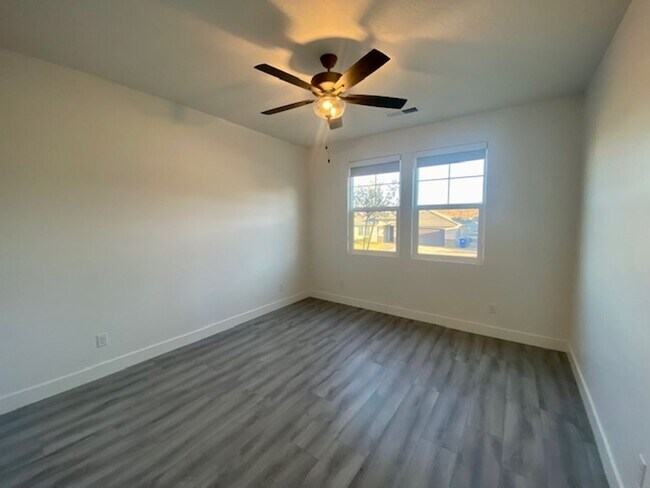 Building Photo - SPACIOUS HOME FOR RENT!
