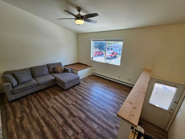 Building Photo - Sherwood Duplex and House