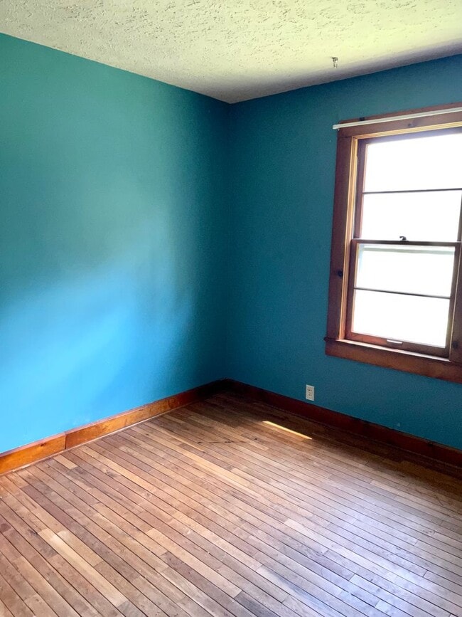 Building Photo - 3 bed/1 bath home near Upland Brewery avai...